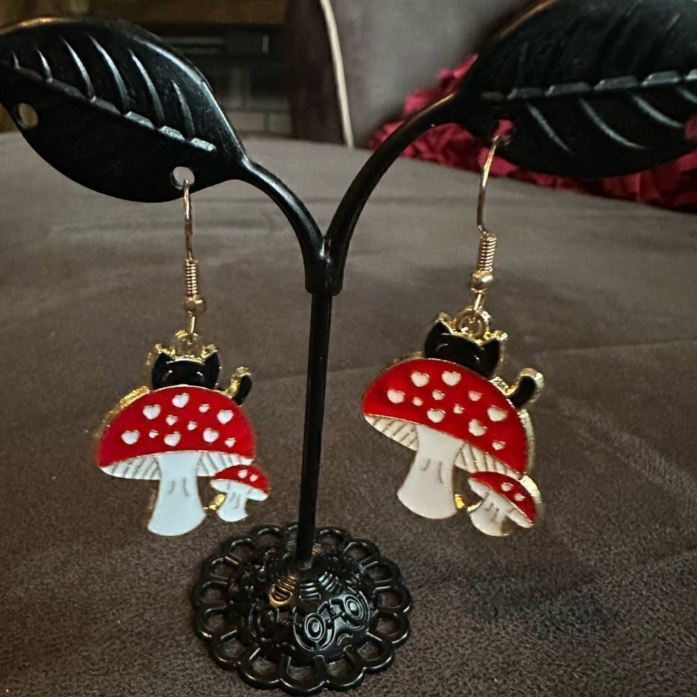 NWT Cat peeking over mushrooms earrings